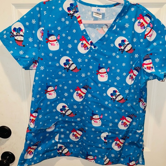 ⛄️ Scrub Top ⛄️ - Picture 1 of 5